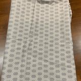 Coupon 146cm 100% coton motifs blanc fond gris  (vendu tel quel)